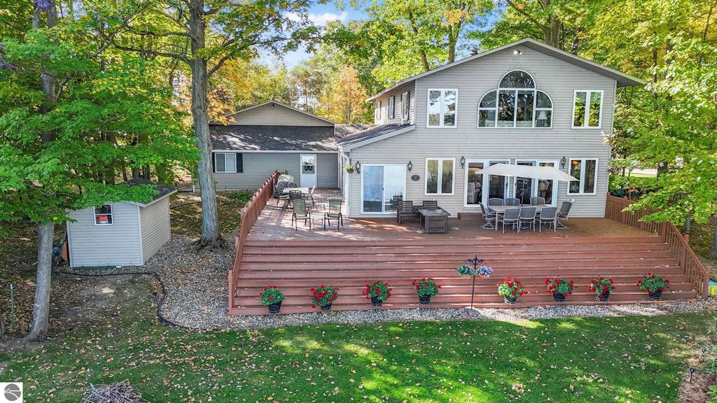 Photo of 4923 Lakeview Drive, Interlochen, MI 49643 (MLS # 1939770)