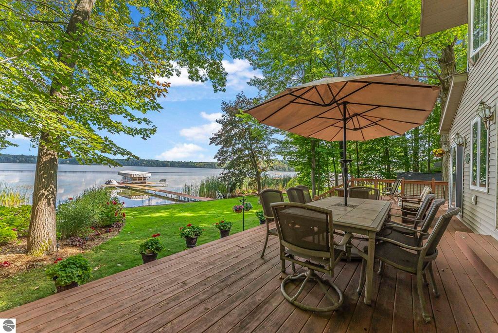 Photo of 4923 Lakeview Drive, Interlochen, MI 49643 (MLS # 1939770)