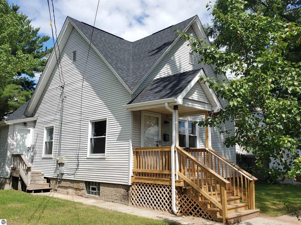 Photo of 514 Aldrich Street, Cadillac, MI 49601 (MLS # 1938286)
