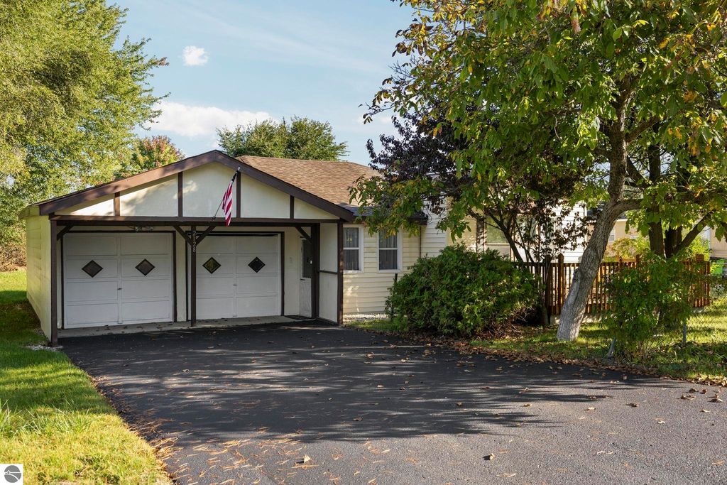 Photo of 2128 Laura Drive, Traverse City, MI 49696 (MLS # 1939294)