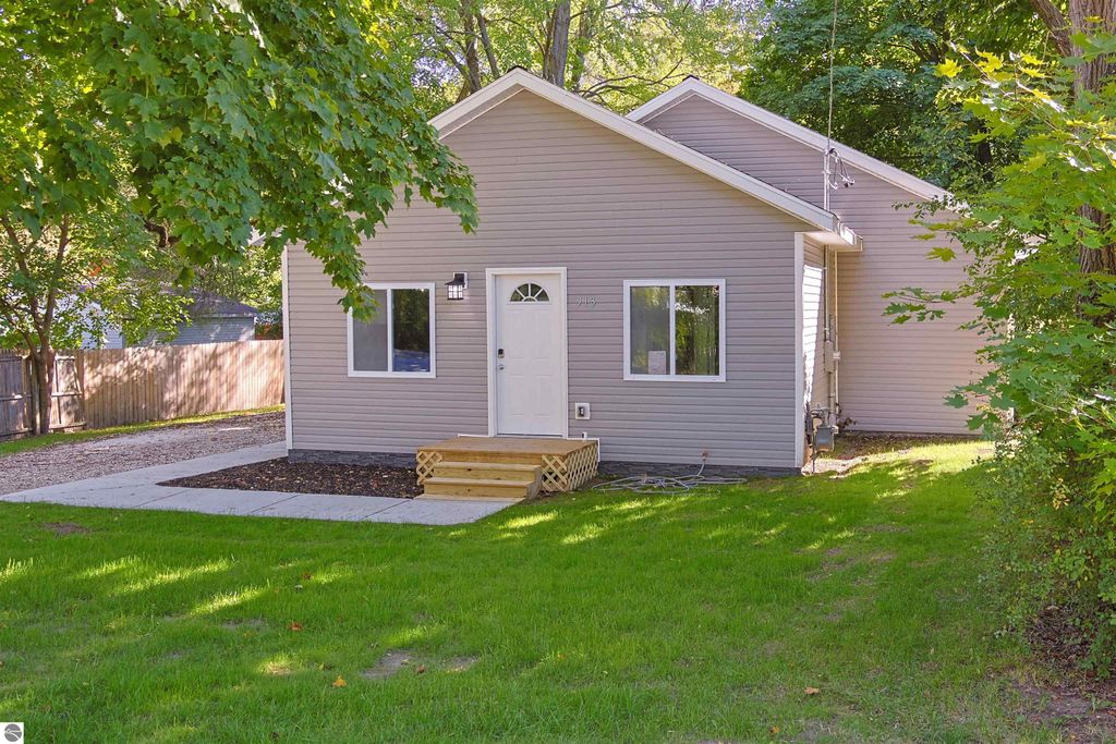 Photo of 913 W Michigan, Mt Pleasant, MI 48858 (MLS # 1939668)