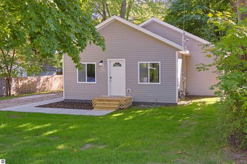 Photo of 913 W Michigan, Mt Pleasant, MI 48858 (MLS # 1939668) Photo of 913 W Michigan, Mt Pleasant, MI 48858 (MLS # 1939668)