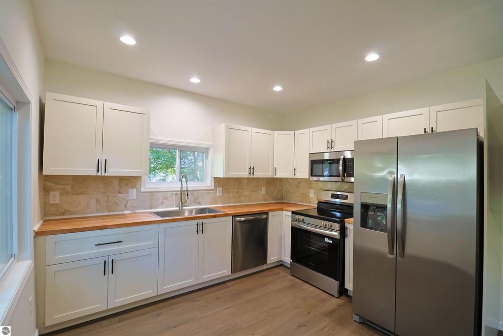 Photo of 913 W Michigan, Mt Pleasant, MI 48858 (MLS # 1939668)