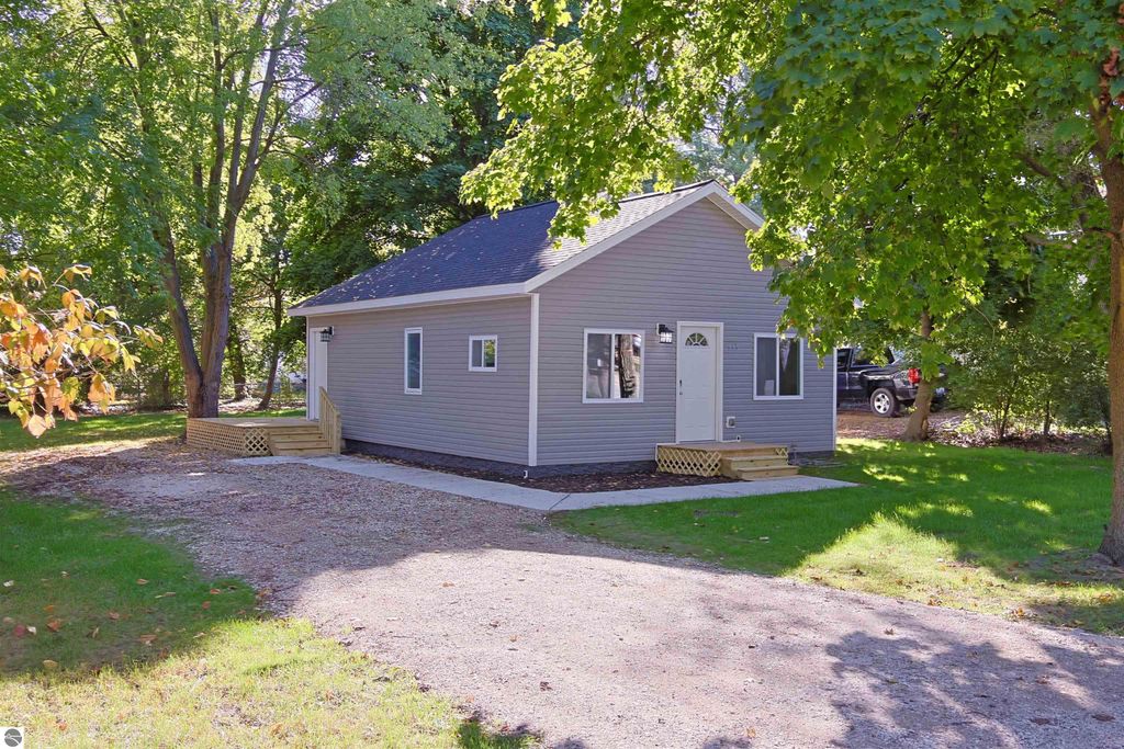Photo of 913 W Michigan, Mt Pleasant, MI 48858 (MLS # 1939668)