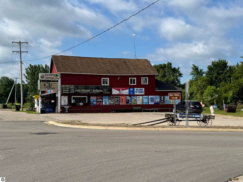 Photo of 8990 E Pere Marquette, Clare, MI 48617 (MLS # 1935739)