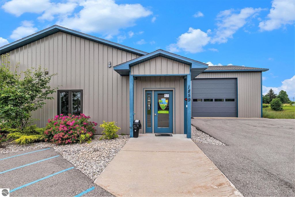 Photo of 1859 Southpeak Drive, Traverse City, MI 49685 (MLS # 1924791)
