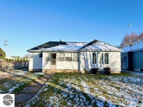 Photo of 320 N Clinton Street, St Louis, MI 48880 (MLS # 1940525)