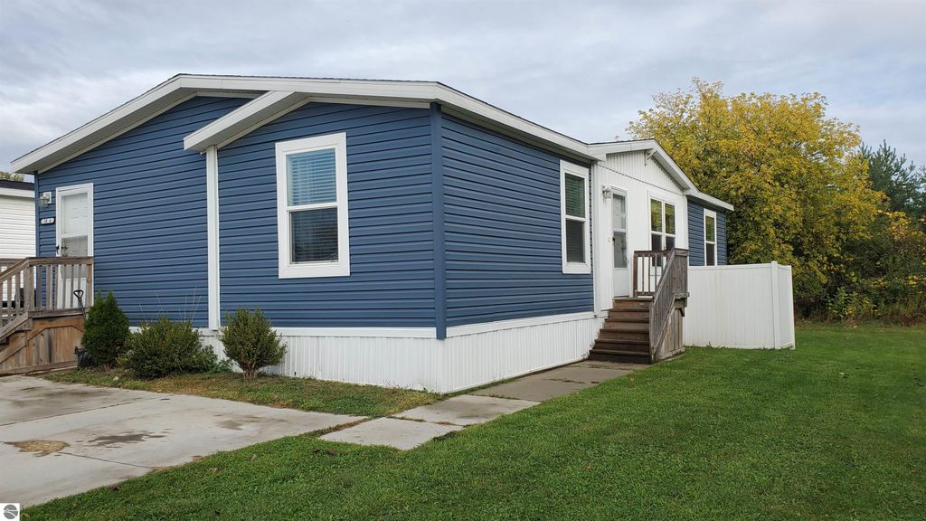 Photo of 1024 Pebble Creek, Mt Pleasant, MI 48858 (MLS # 1939607)