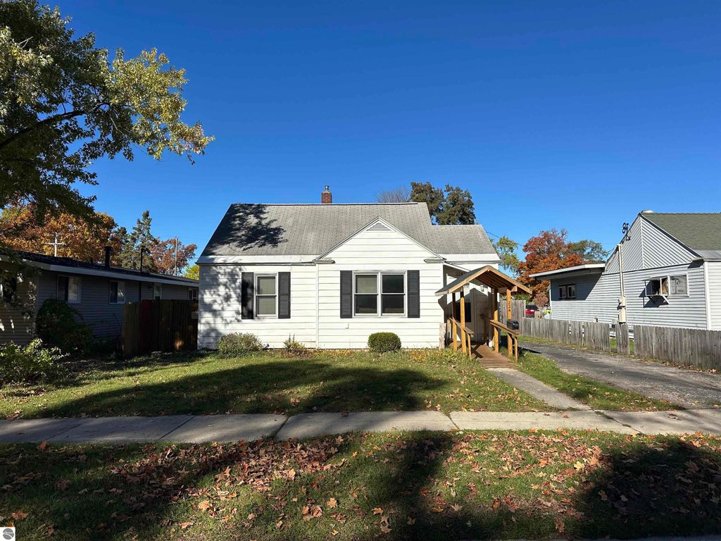 Photo of 224 W Fifteenth Street, Traverse City, MI 49684 (MLS # 1940127)