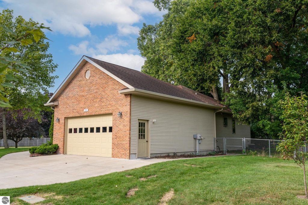 Photo of 501 W Grand, Mt Pleasant, MI 48858 (MLS # 1938441)
