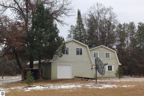 Tiny photo for 11424 Stephan Bridge Road, Roscommon, MI 48653 (MLS # 1940488)