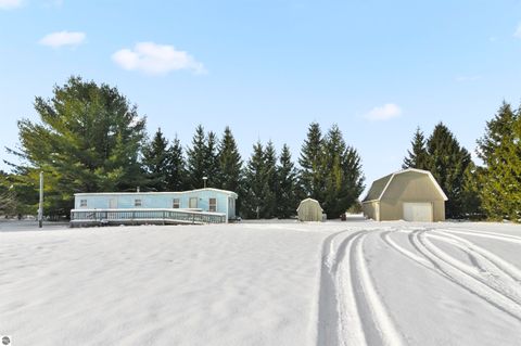 Photo of 885 N 7 Mile Road, Lake City, MI 49651 (MLS # 1941064)