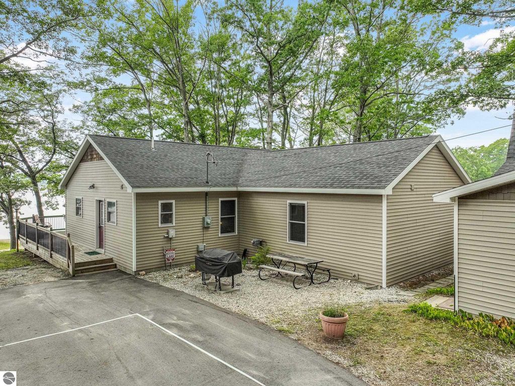 Photo of 8303 W Sapphire, Lake City, MI 49651 (MLS # 1936665)