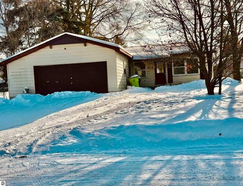 Photo of 414 Cottage Avenue, Clare, MI 48617 (MLS # 1941274)