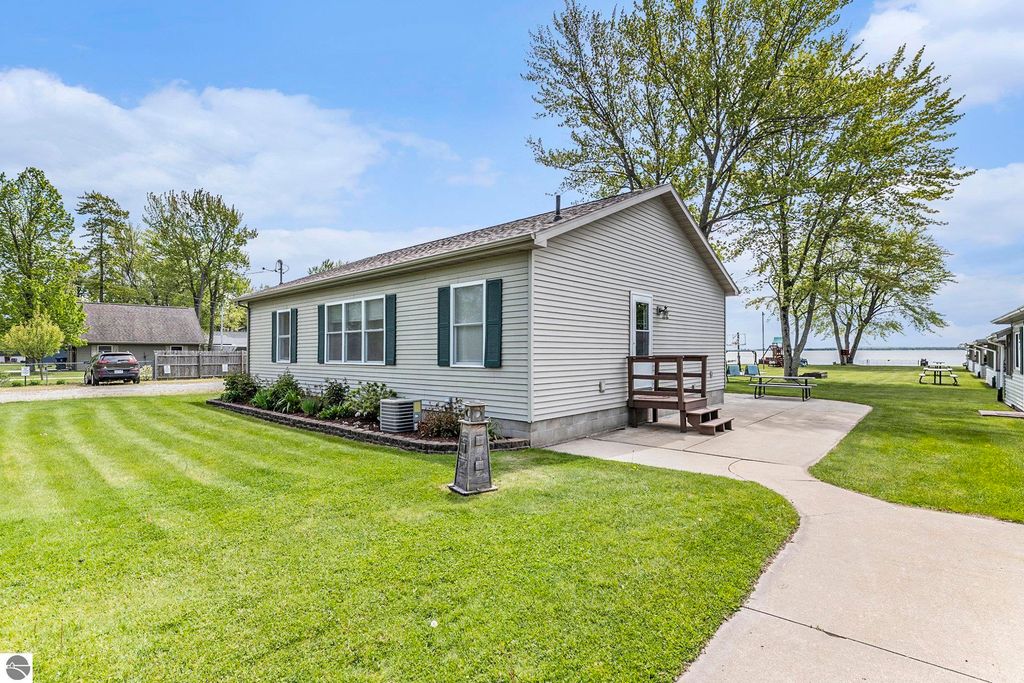 Photo of 10913 E Houghton Lake Drive, Houghton Lake, MI 48629 (MLS # 1935148)