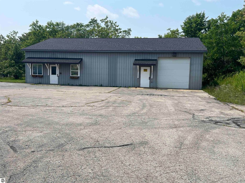 Photo of 731 Mizar Court, Traverse City, MI 49685 (MLS # 1936581)