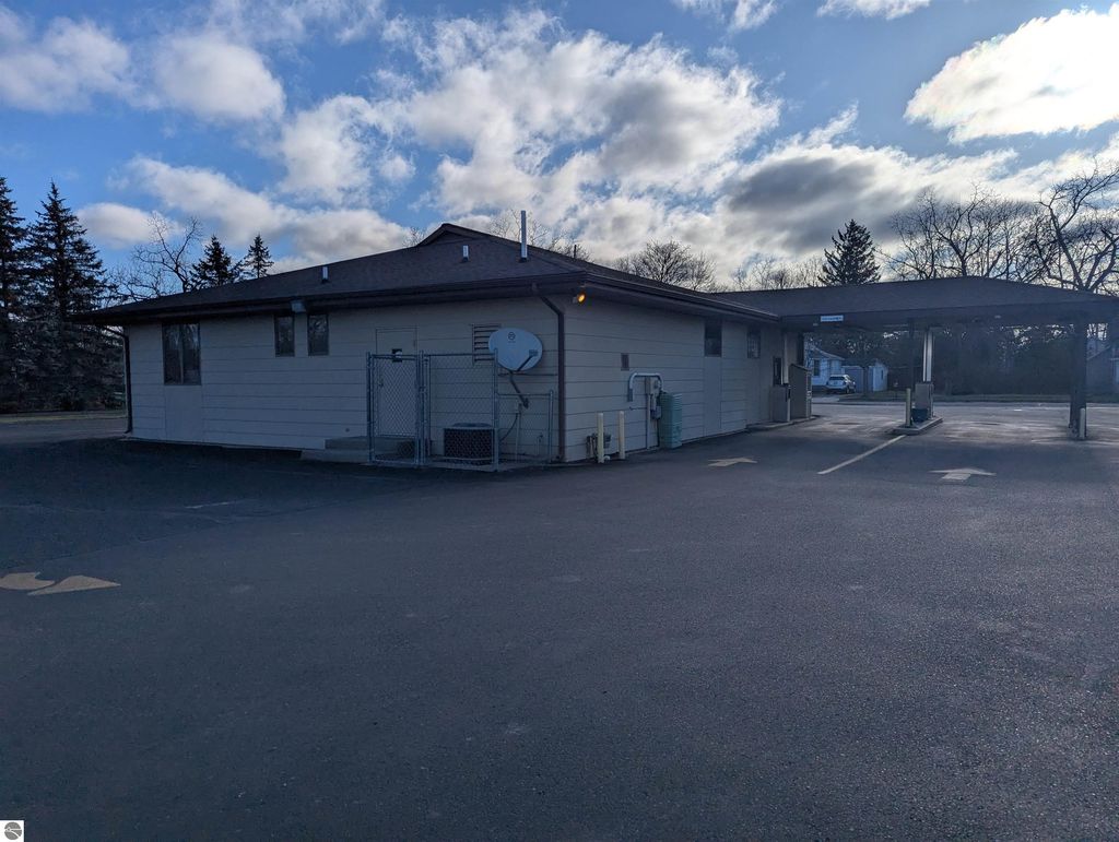 Photo of 212 S Court Street, Standish, MI 48658 (MLS # 1932532)