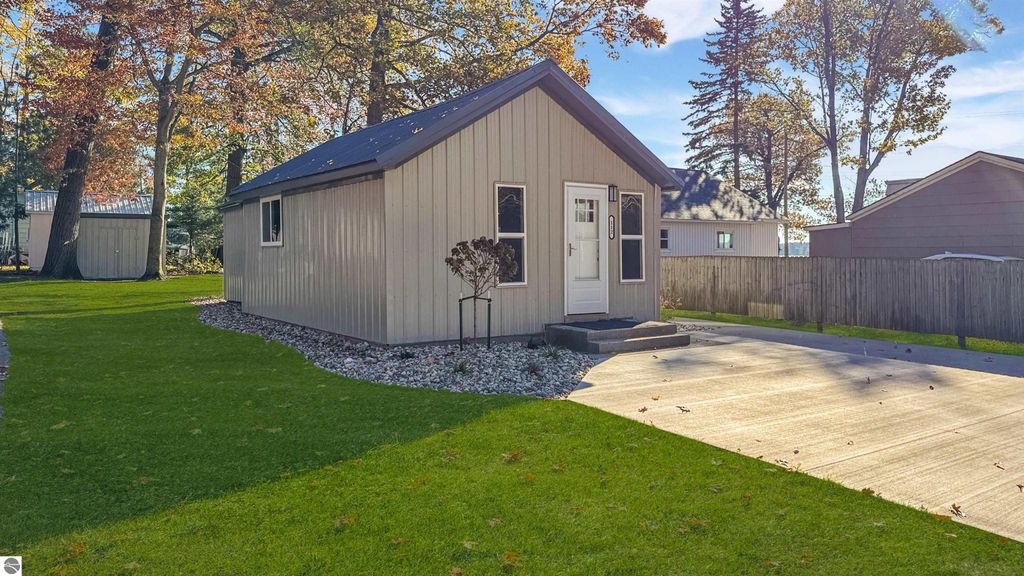 Photo of 112 Iroquois Place, Cadillac, MI 49601 (MLS # 1939996)