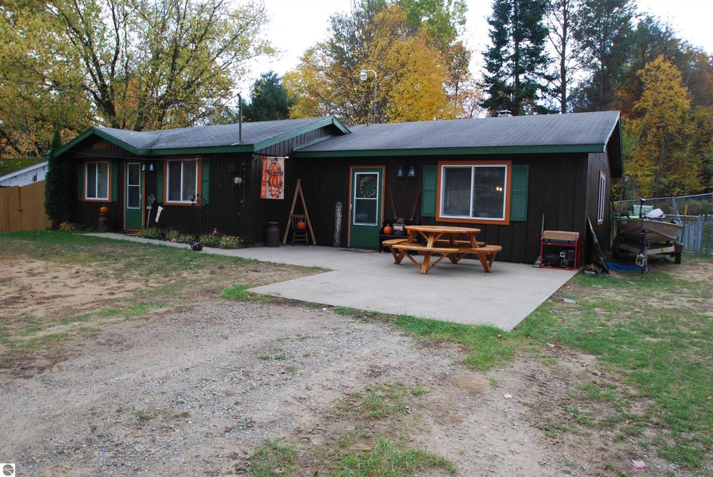 Photo of 9088 Sunshine Drive, St Helen, MI 48656 (MLS # 1939952)