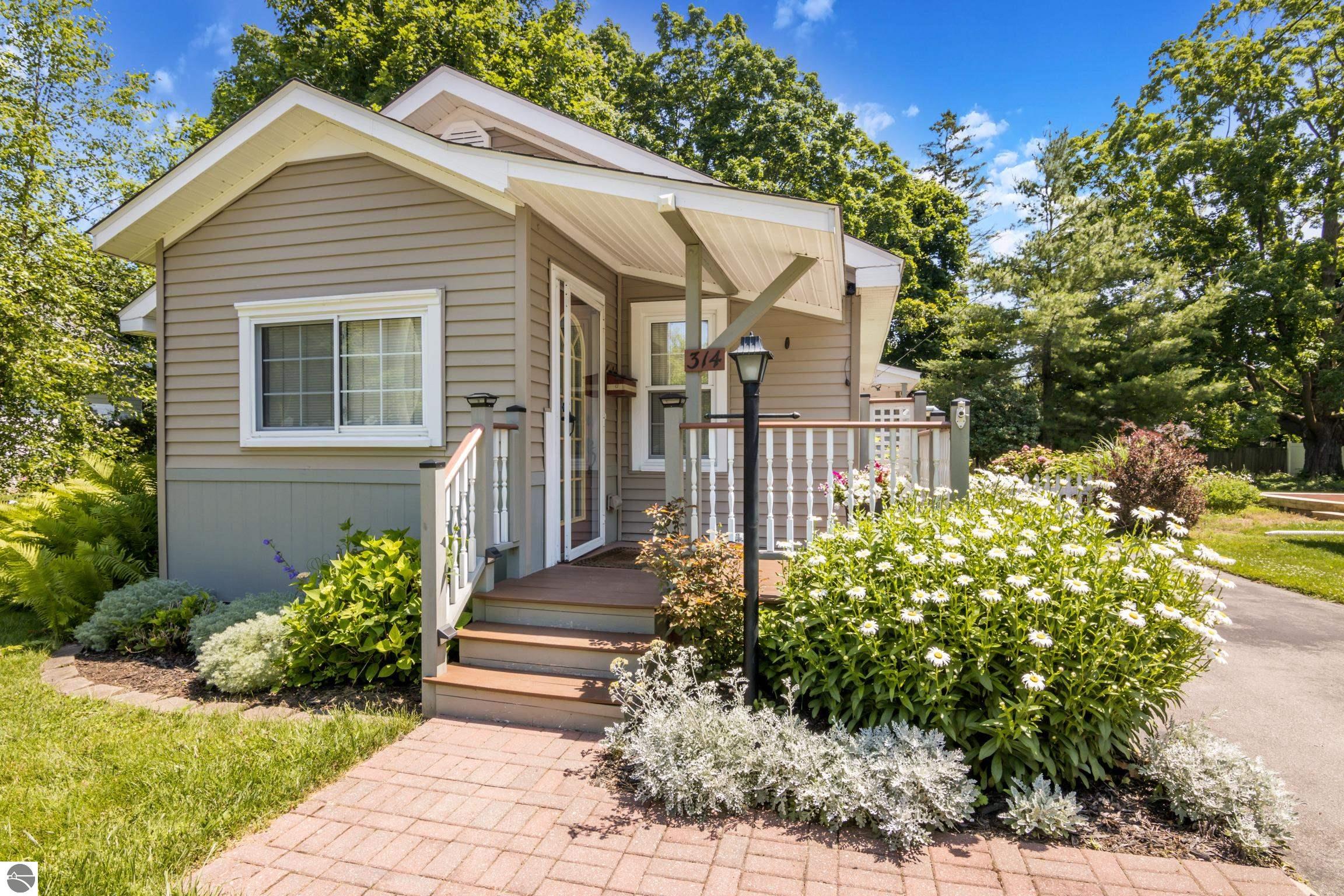 Charlevoix, Michigan 49720, United States, 2 Bedrooms Bedrooms, ,1 BathroomBathrooms,Residential,Active,168699