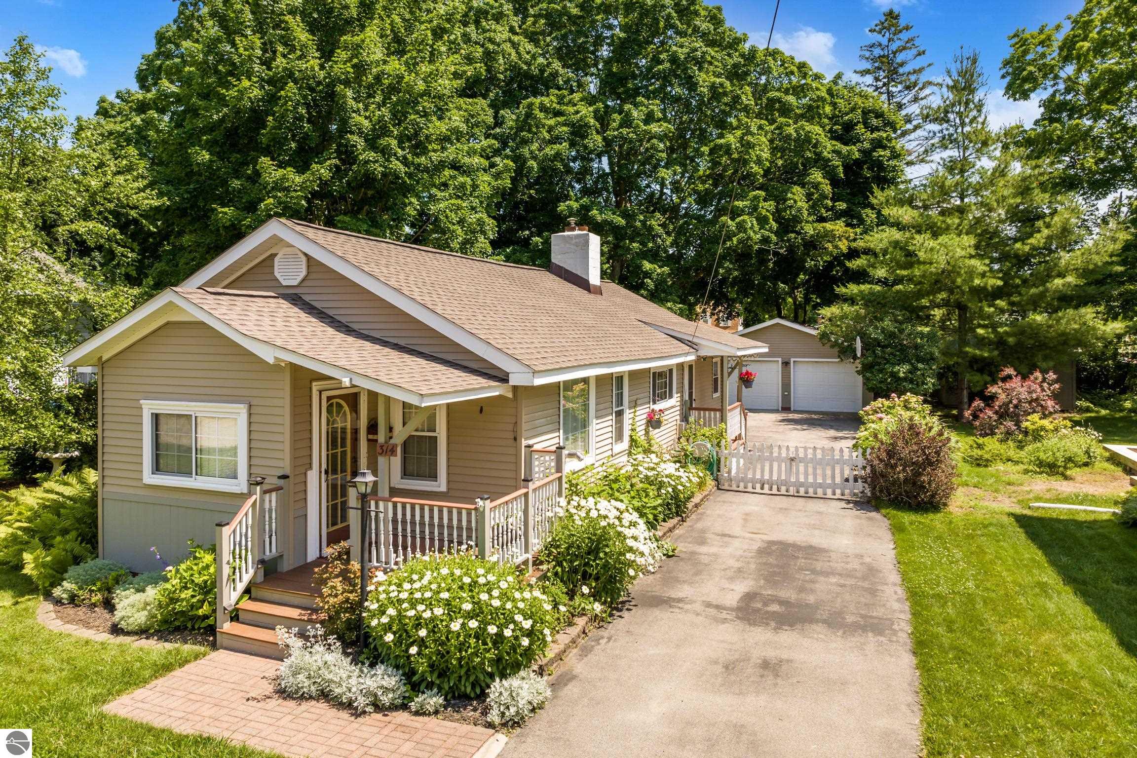 Charlevoix, Michigan 49720, United States, 2 Bedrooms Bedrooms, ,1 BathroomBathrooms,Residential,Active,168699