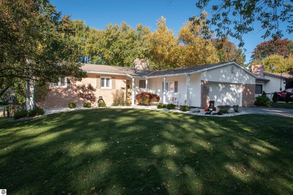Photo of 205 Westview Drive, Alma, MI 48801 (MLS # 1939716)