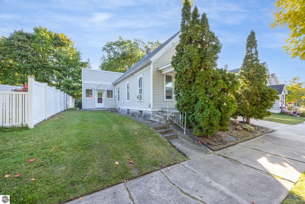 Photo of 607 Maple Street, Cadillac, MI 49601 (MLS # 1938740)