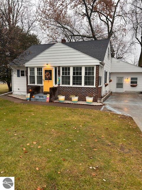Photo of 108 Davis Street, St Louis, MI 48880 (MLS # 1940830)