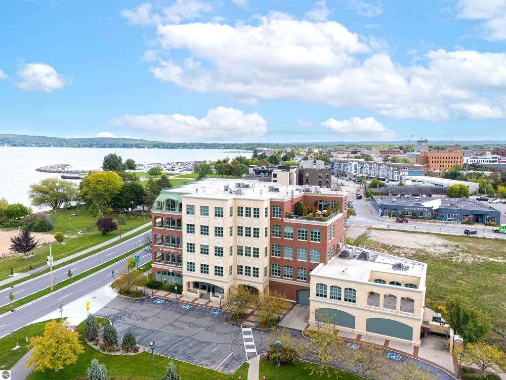 Photo of 333 Grandview Parkway #205, Traverse City, MI 49684 (MLS # 1938991)