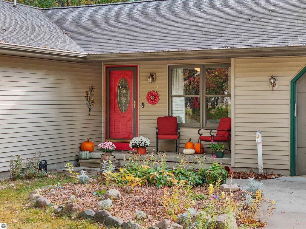 Photo of 105 Marigold Lane, Houghton Lake, MI 48629 (MLS # 1939444)