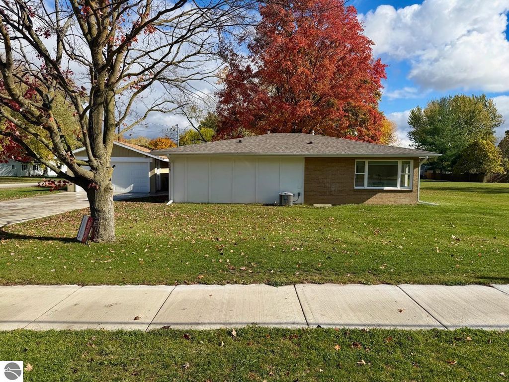 Photo of 324 N 4th Street, Shepherd, MI 48883 (MLS # 1939994)