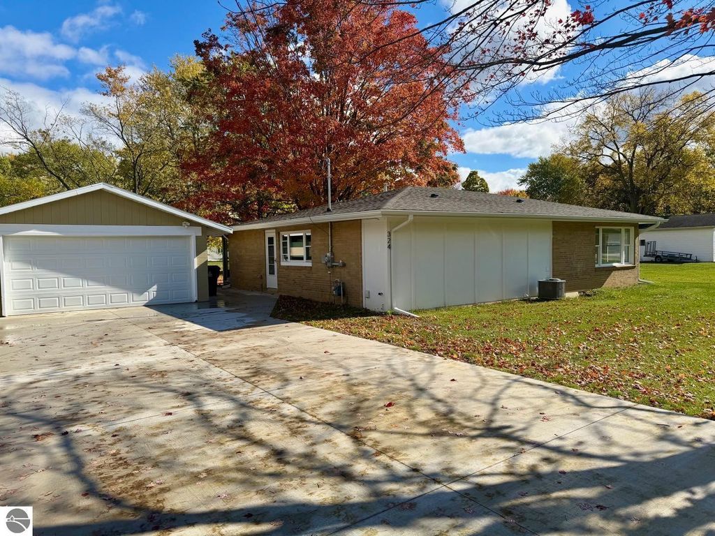 Photo of 324 N 4th Street, Shepherd, MI 48883 (MLS # 1939994)