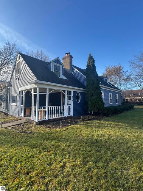 Photo of 818 E Maple, Mt Pleasant, MI 48858 (MLS # 1940696)