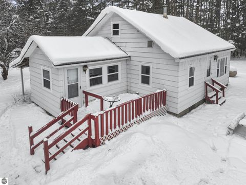 Photo of 8274 E 30 3/4 Road, Cadillac, MI 49601 (MLS # 1941092)