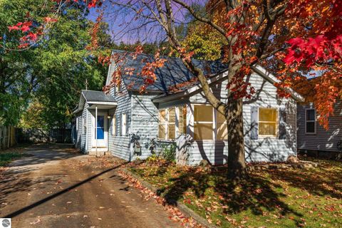 Photo of 1220 Belnap Street, Mt Pleasant, MI 48858 (MLS # 1939975) Photo of 1220 Belnap Street, Mt Pleasant, MI 48858 (MLS # 1939975)