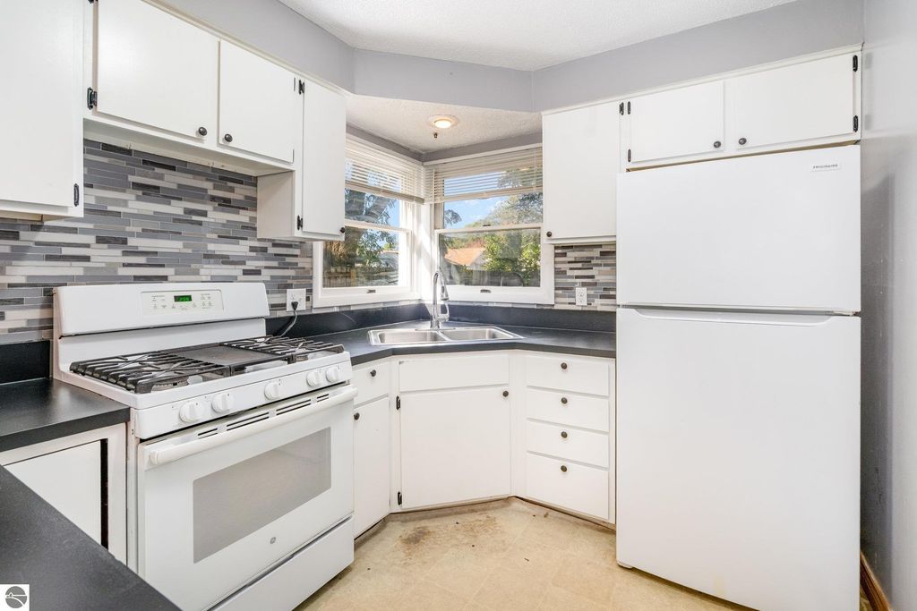 Photo of 1220 Belnap Street, Mt Pleasant, MI 48858 (MLS # 1939975)