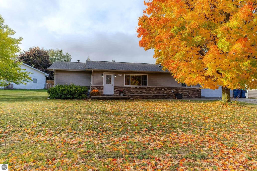 Photo of 3093 Horseshoe Drive, Traverse City, MI 49684 (MLS # 1939878)