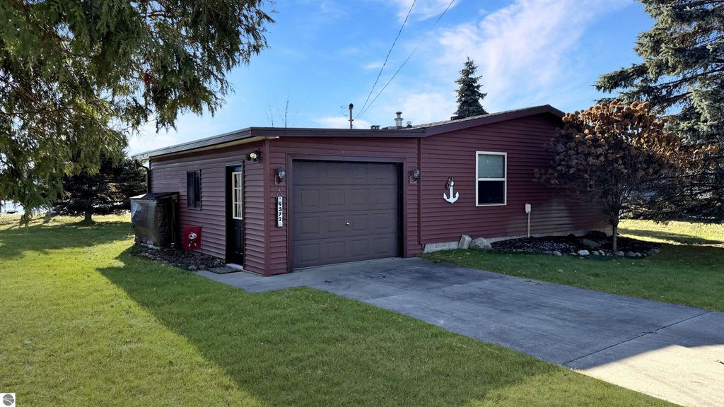 Photo of 9372 Lakeview Drive, Cadillac, MI 49601 (MLS # 1940523)