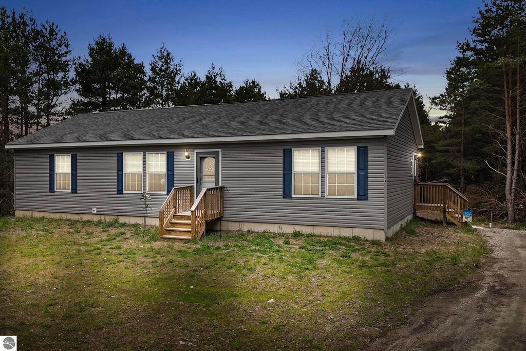 Photo for 714 SE Saunders Road, Kalkaska, MI 49646 (MLS # 1933502)