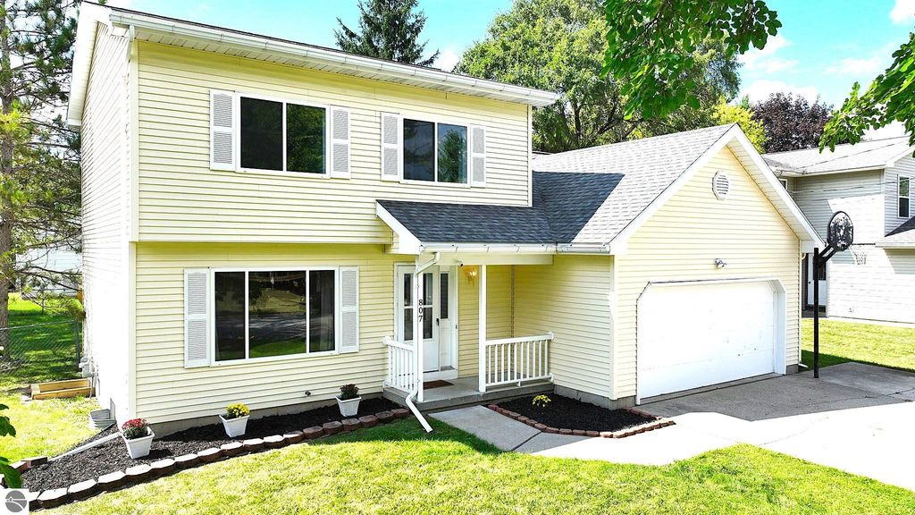 Photo of 807 Whitney Street, Mt Pleasant, MI 48858 (MLS # 1938350)