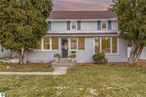 Photo of 313 E Hillcrest Street, Alma, MI 48801 (MLS # 1940467)