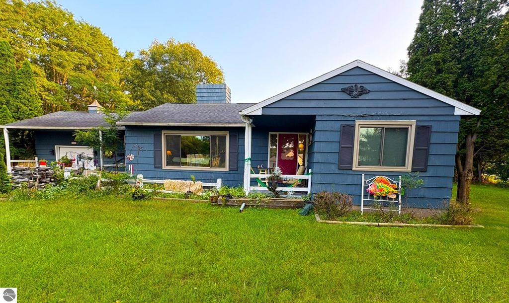 Photo of 717 Parkdale Avenue, Manistee, MI 49660 (MLS # 1938585)
