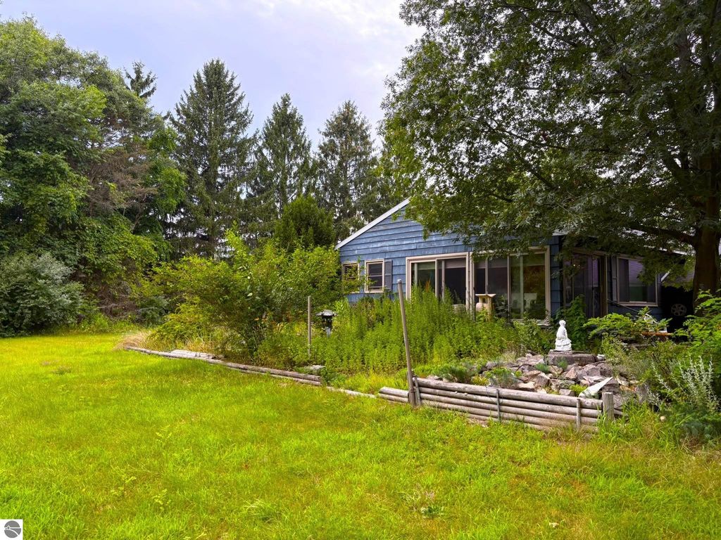 Photo of 717 Parkdale Avenue, Manistee, MI 49660 (MLS # 1938585)