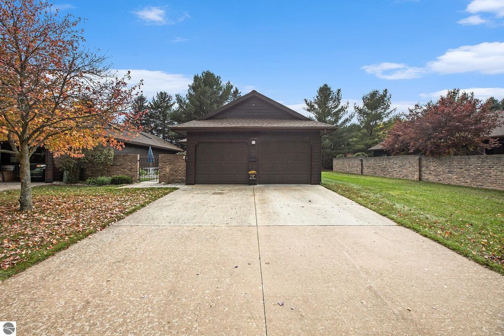 Photo of 2051 Hammond Place E Pl, Traverse City, MI 49686 (MLS # 1939871)