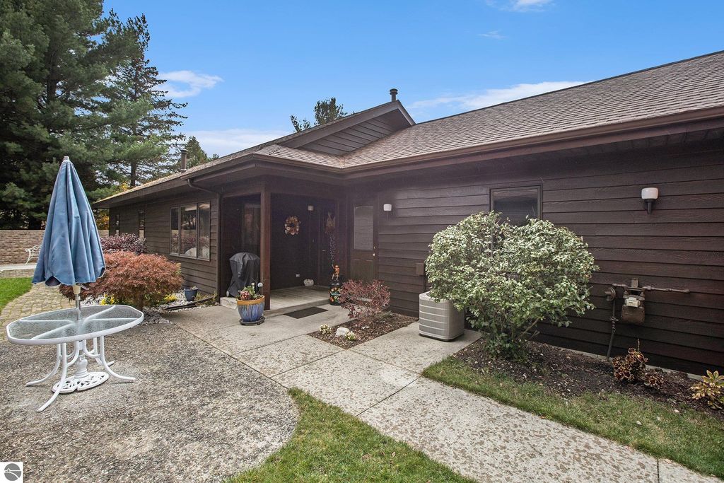Photo of 2051 Hammond Place E Pl, Traverse City, MI 49686 (MLS # 1939871)