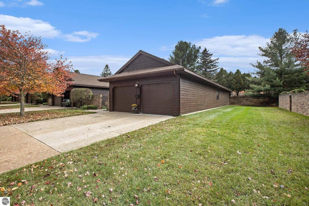 Photo of 2051 Hammond Place E Pl, Traverse City, MI 49686 (MLS # 1939871)