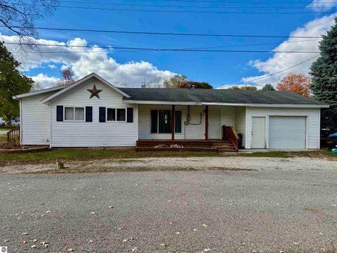 Photo of 325 Main Street, Breckenridge, MI 48615 (MLS # 1940096) Photo of 325 Main Street, Breckenridge, MI 48615 (MLS # 1940096)