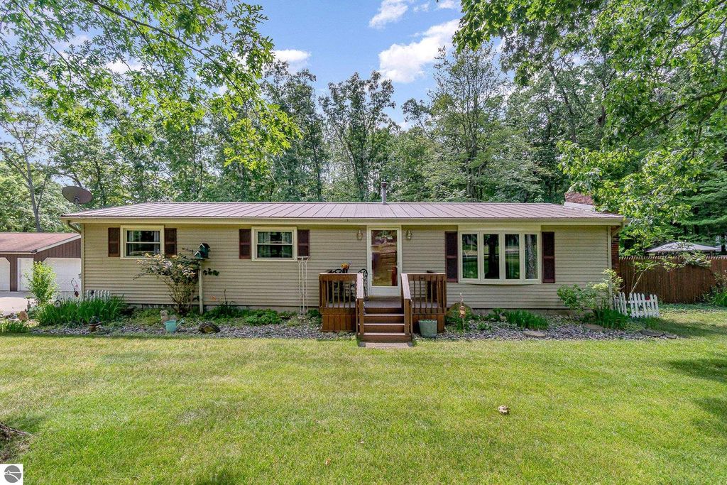 Photo of 4141 Mockingbird Circle, Farwell, MI 48622 (MLS # 1936315)
