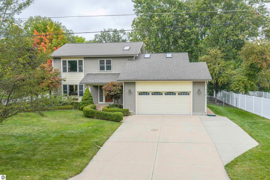 Photo of 1303 E Chippewa Street, Mt Pleasant, MI 48858 (MLS # 1938836)