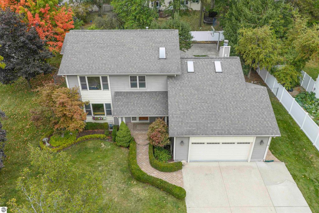 Photo of 1303 E Chippewa Street, Mt Pleasant, MI 48858 (MLS # 1938836)